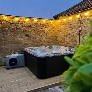tranquil-2-bedroom-cottage-with-hot-tub.yorkshirehotels.net/